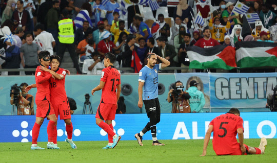 24일 오후(현지시간) 카타르 알라이얀의 에듀케이션 시티 스타디움에서 열린 2022 카타르 월드컵 조별리그 H조 1차전 대한민국과 우루과이 경기. 대한민국 손흥민이 경기를 마친 뒤 선수들을 격려하고 있다. [알라이얀=연합뉴스]